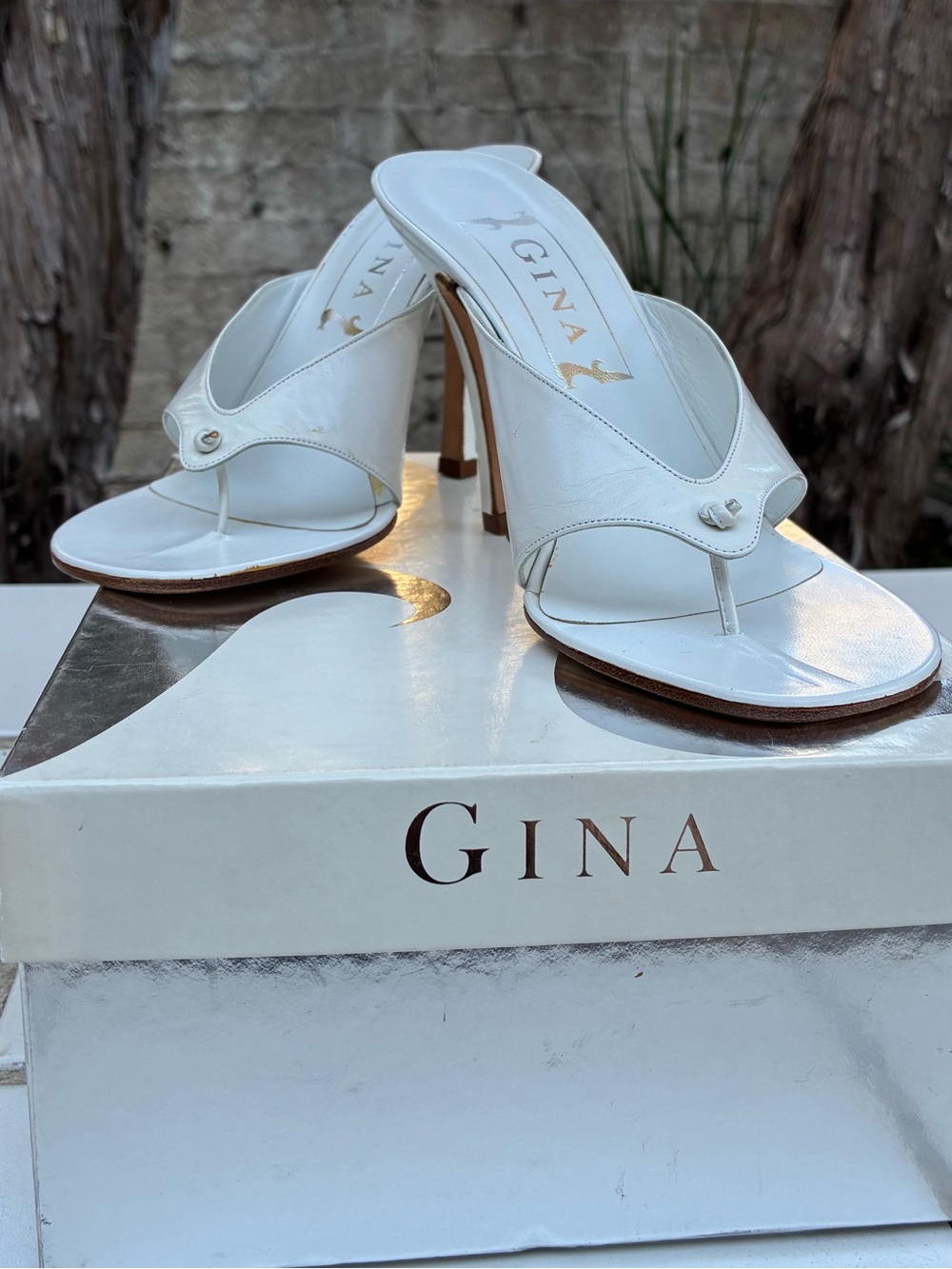 Beautiful GINA White US 6.5 Never Worn White Thong Sandals Heeled England